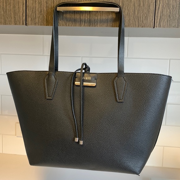 🖤⭐️🤎GUESS BOBBI INSIDE OUT REVERSIBLE TOTE. - Picture 2 of 11